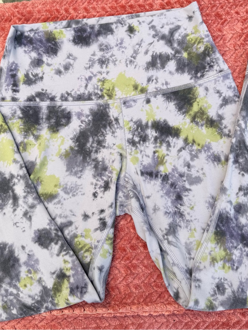 Lululemon leggings yoga pants size 6 crop style like new green/purple soft